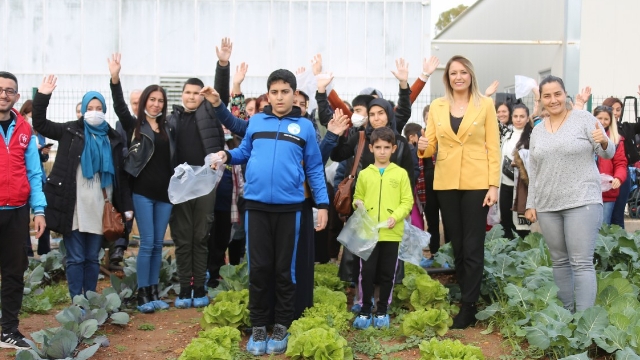 Otizmli çiftçiler hasat yaptı