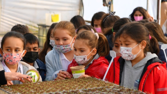 Konyaaltı’nda çocuklar fidan dikti