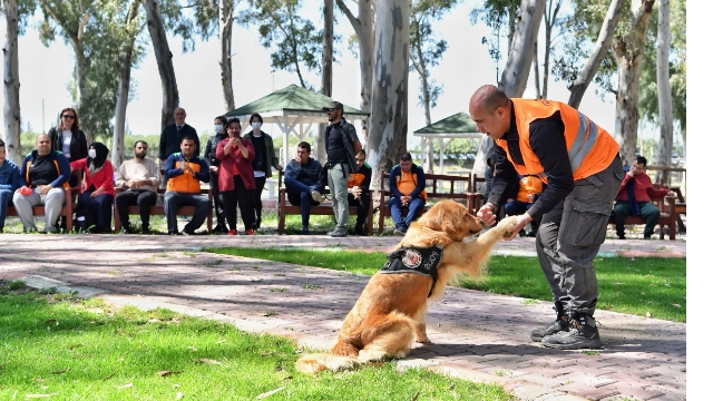 Otizmli bireylere köpekli terapi