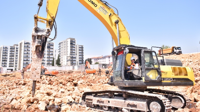 En büyüğü için kazmayı vurdu