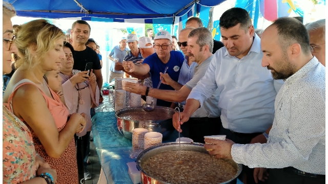 İyilik çadırında aşure ikramı