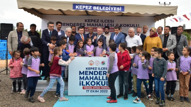 Öğrenciler okul temeli attı