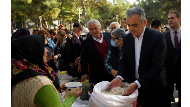 Başkan Esen fasulye ikram etti