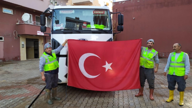 Çamurlu Türk bayrağını yıkadılar