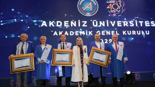 Üniversitede Akademik Tören coşkusu