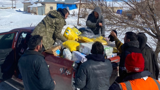 Uzak köylere yardım ulaştırıyorlar