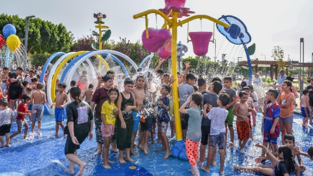 Çocuklar su parkında eğlendi