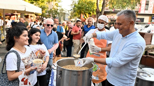 Muratpaşa’dan aşure ikramı