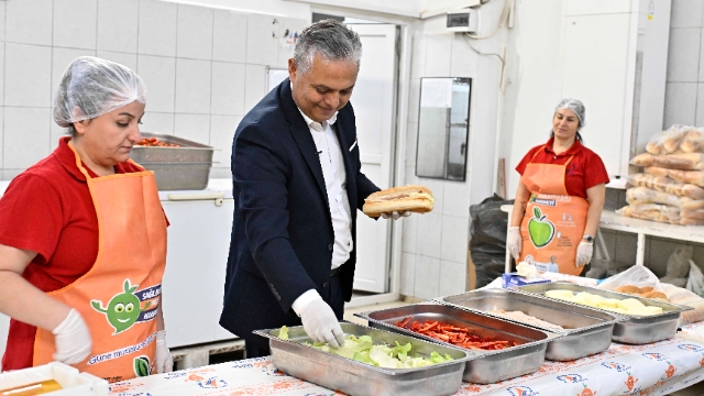 700 çocuğa ücretsiz yemek