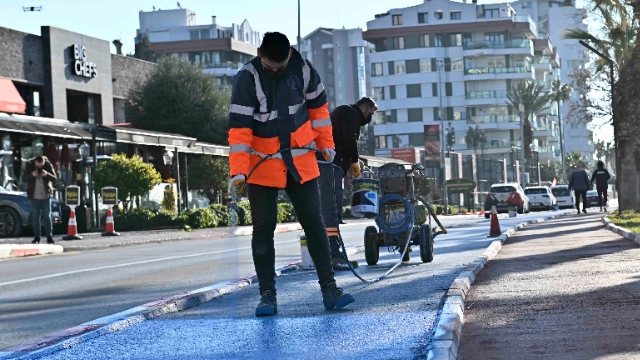 Bisiklet yolu boyanıyor