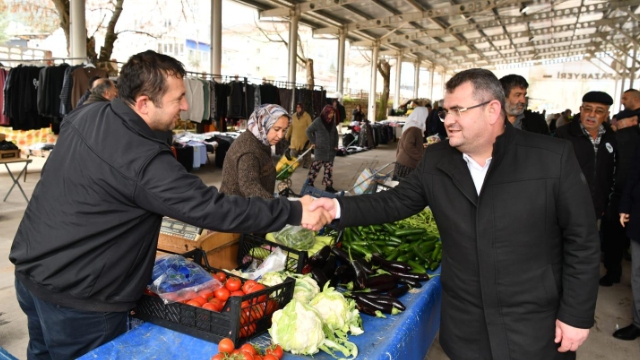 Bekir Kıvrım pazarcıları dinledi