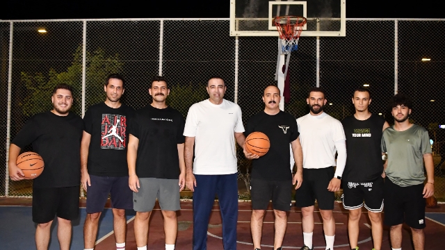 CHP’nin iki uzunu gençlerle basketbol oynadı