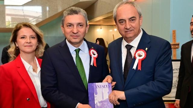 Kocagöz, Vali Şahin’e kitap hediye etti