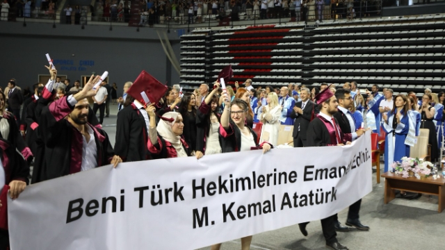 289 Hekim Coşkuyla Mezun Oldu