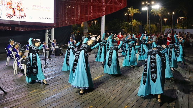 Dansçılar gösterileriyle büyüledi