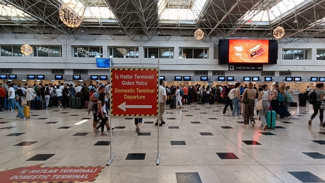 İç hatlar terminalinde tavan göçtü