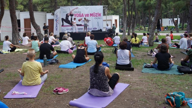 Keman dinletisi eşliğinde Yoga