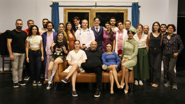 Kepez’de kahkaha dolu bir oyun: “Kaç baba kaç”