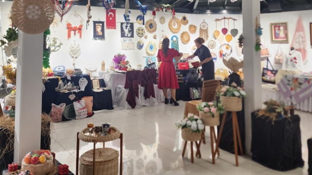 Azize Kahraman Halk Eğitim kursiyerleri el emeklerini sergiledi