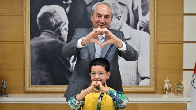 Öğrencilere gözlük jesti