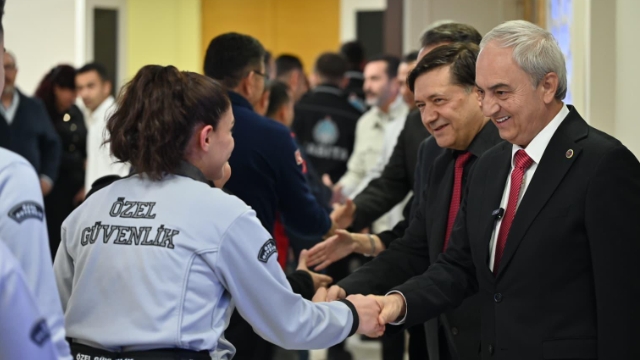 Kepez’de bayram sevinci personelle paylaşıldı