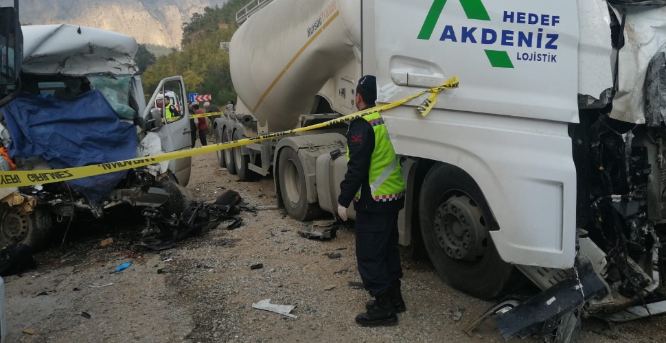 Antalya-Isparta yolunda feci kaza