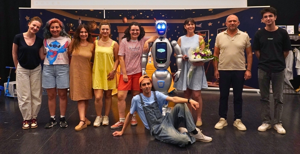 Yapay Zekâ Destekli Robot Seyircisiyle Buluştu