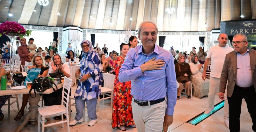Kocagöz, kadınların matine coşkusuna ortak oldu