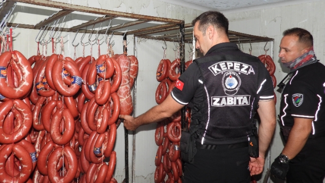 152 kilo et ve 20 bidon turşuya el konuldu