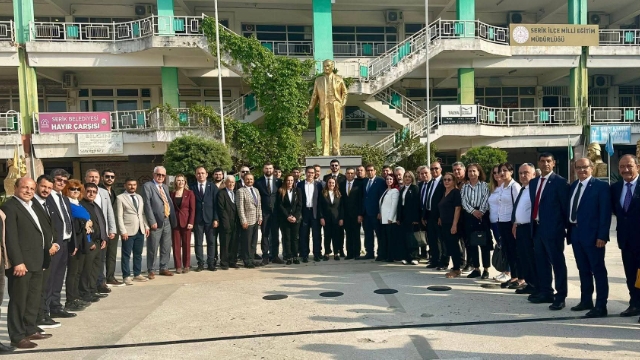 İYİ Parti’de 100 yeni üyeye rozet takıldı