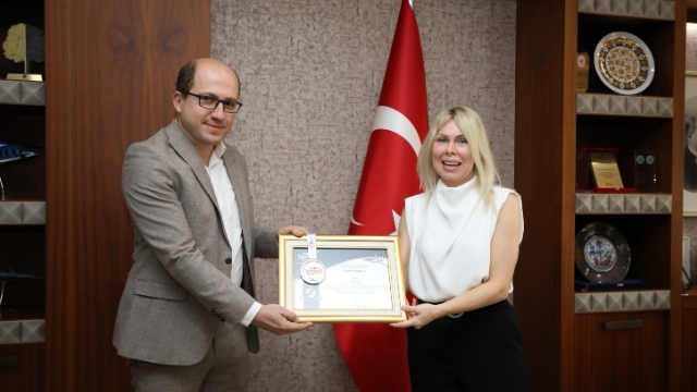 Rektör Özkan, ödül alan akademisyenleri tebrik etti